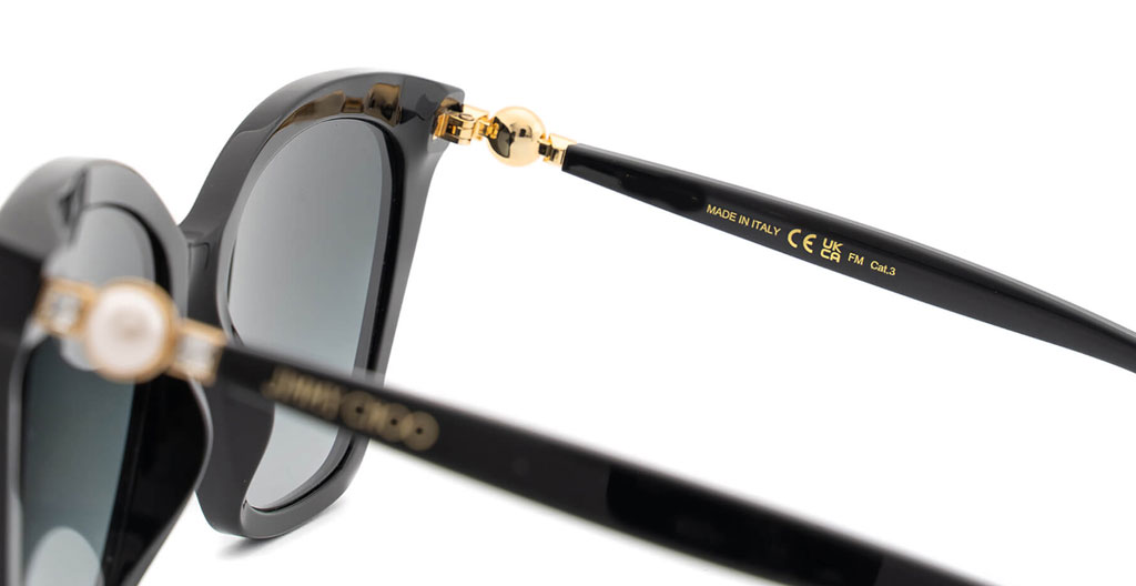 Gros plan sur l'étiquette d'une paire de lunettes de soleil montrant le marquage CE et les indices de protection
